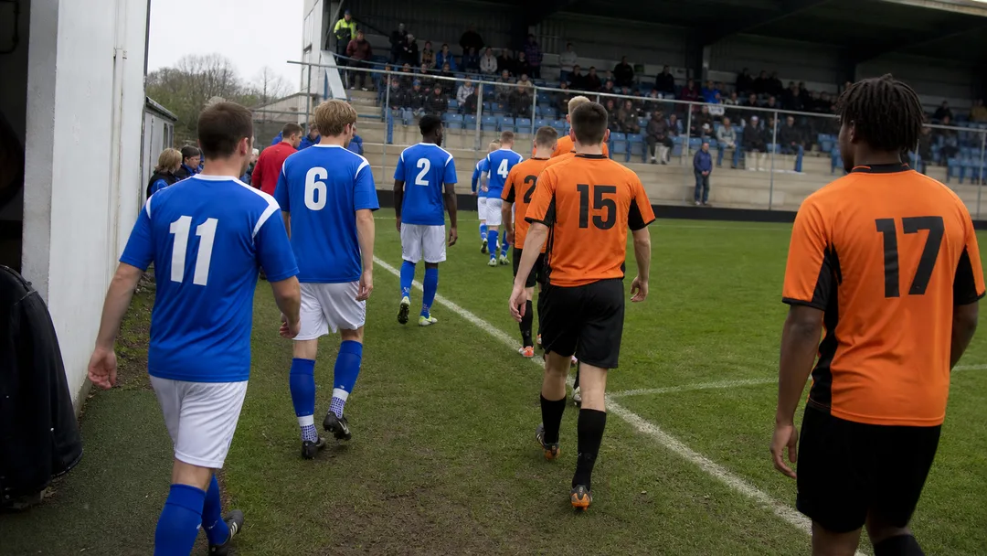Fotbollslag på väg ut till planen