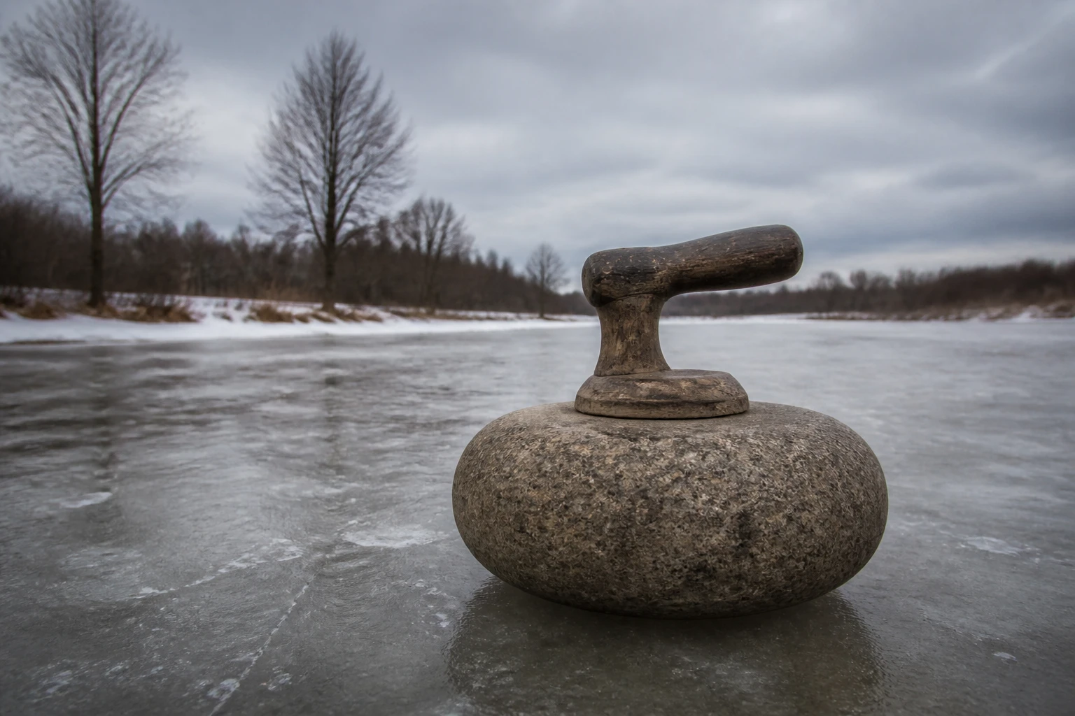 Gammal granitsten med trähandtag på naturis utomhus