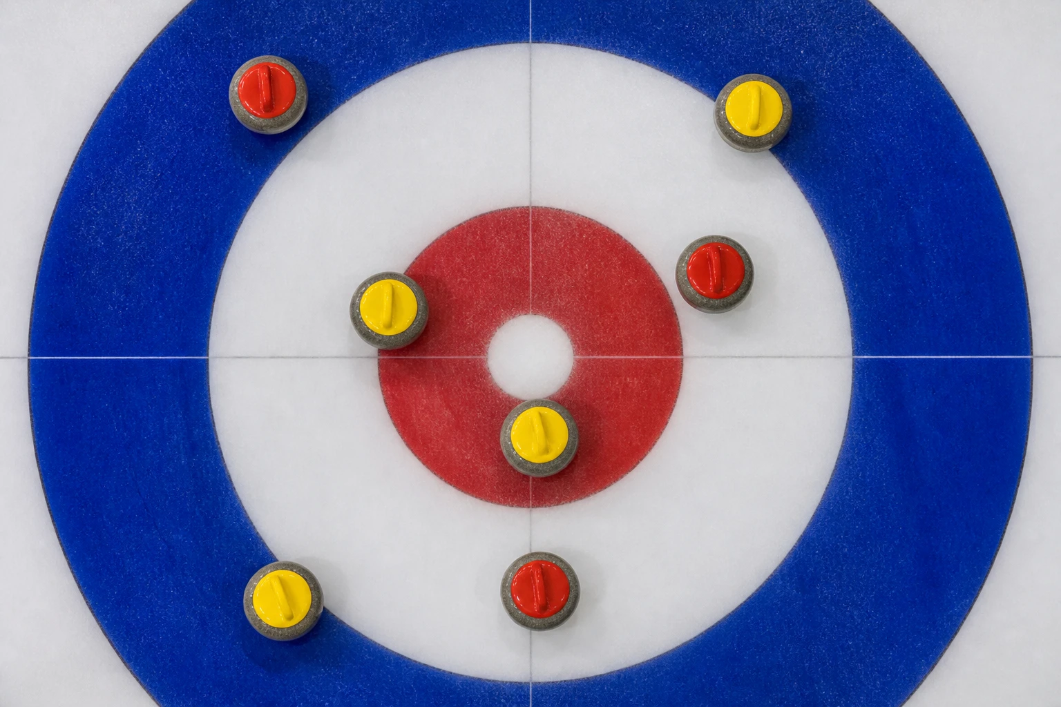 Curlingboet rakt uppifrån med stenar på olika avstånd från mitten