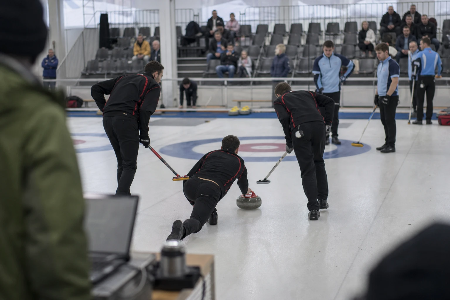 Curlingbana sedd lågt över isen mot boet i andra änden