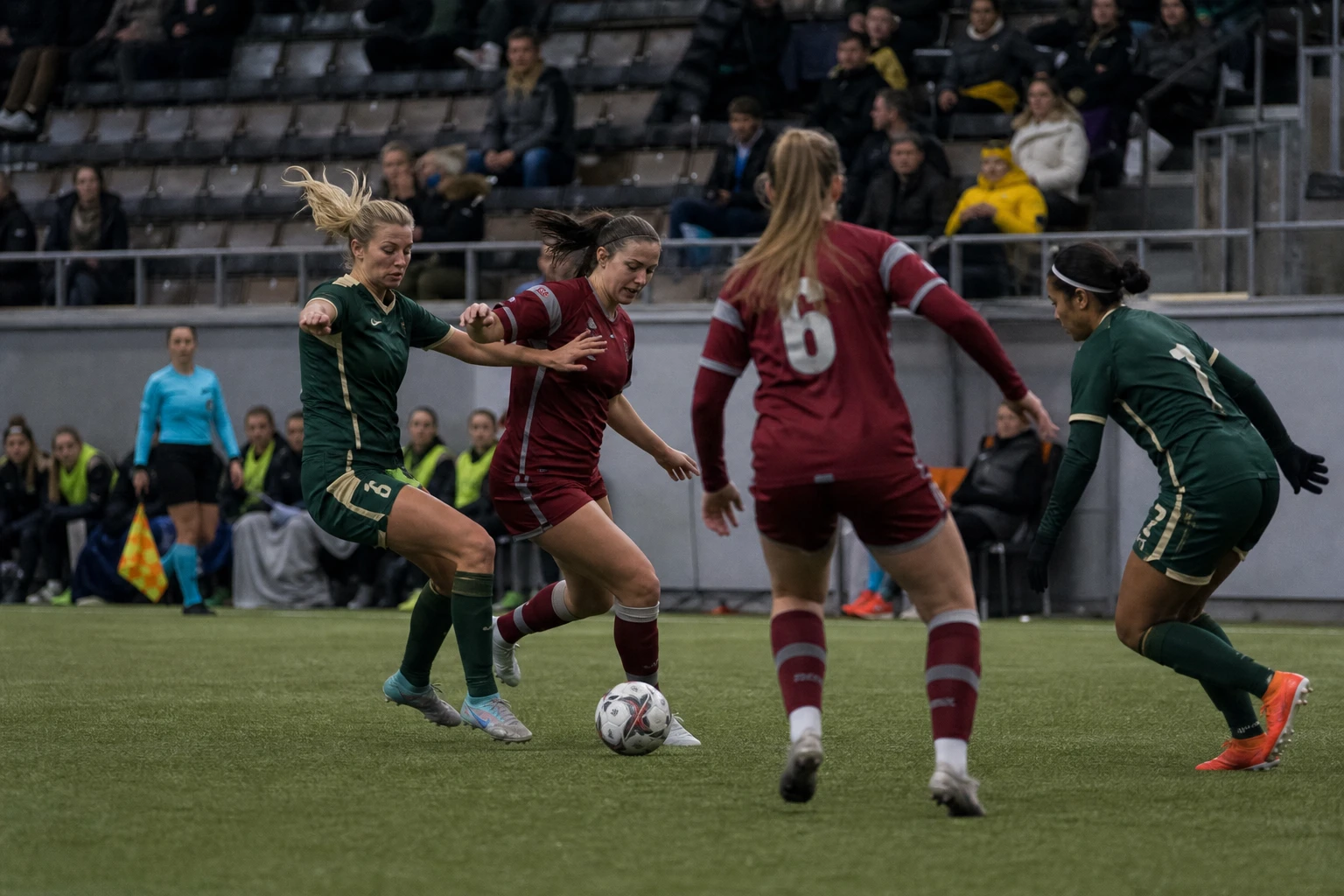 Damlandslag i fotboll på en europeisk arena inför en mästerskapsmatch.