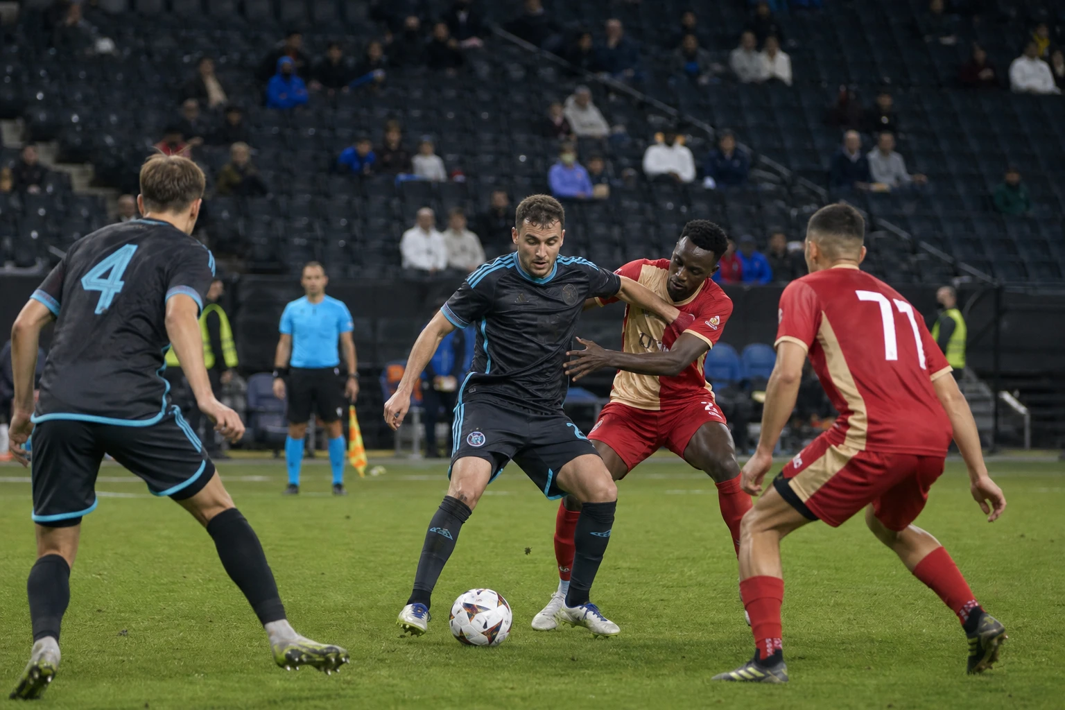 Europeisk klubblagsfotboll i kvällsljus med orange detaljer och fullsatta läktare.