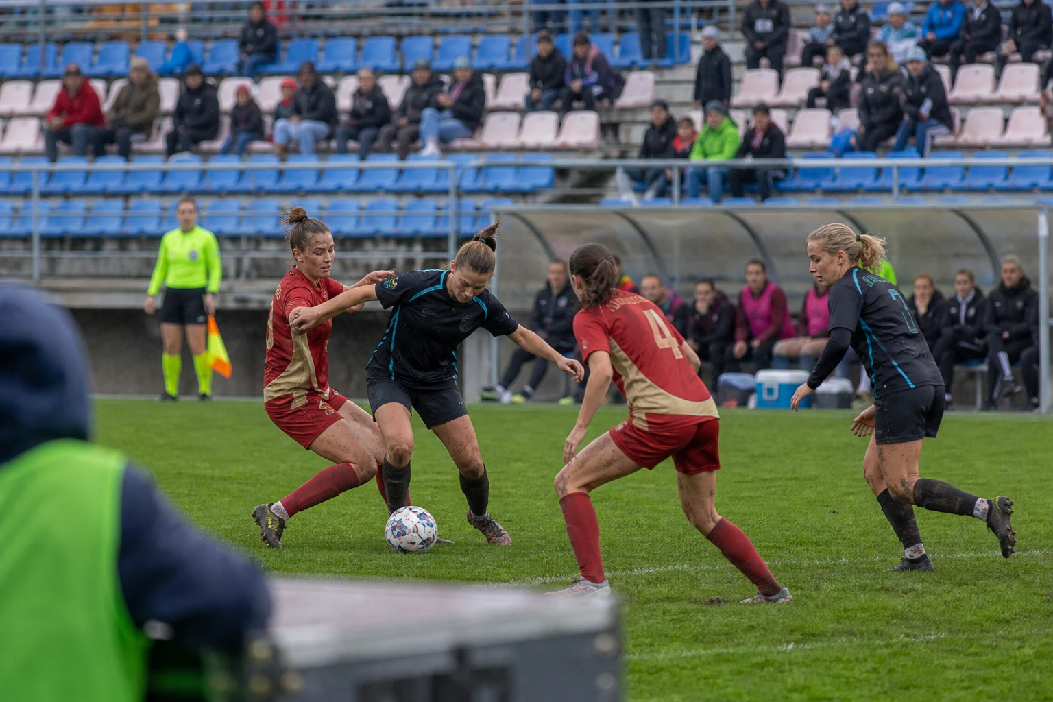 Internationell damfotboll på en stor arena under ett världsmästerskap.