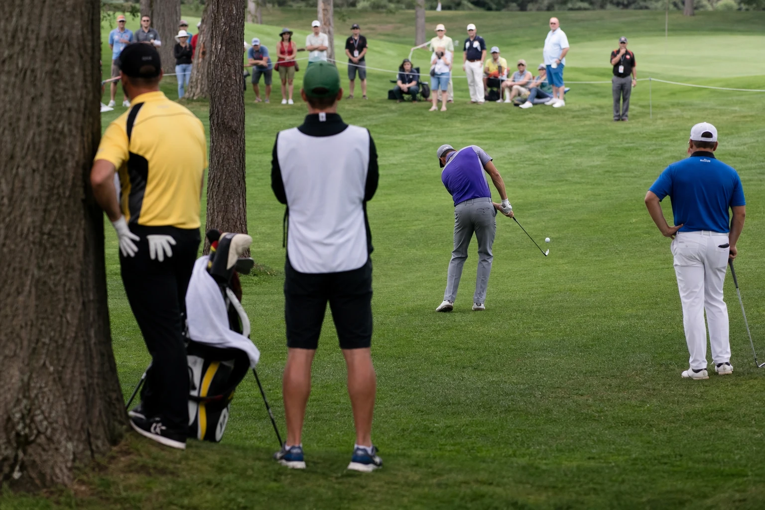 Amerikansk golfbana med green och flagga inför US Open.