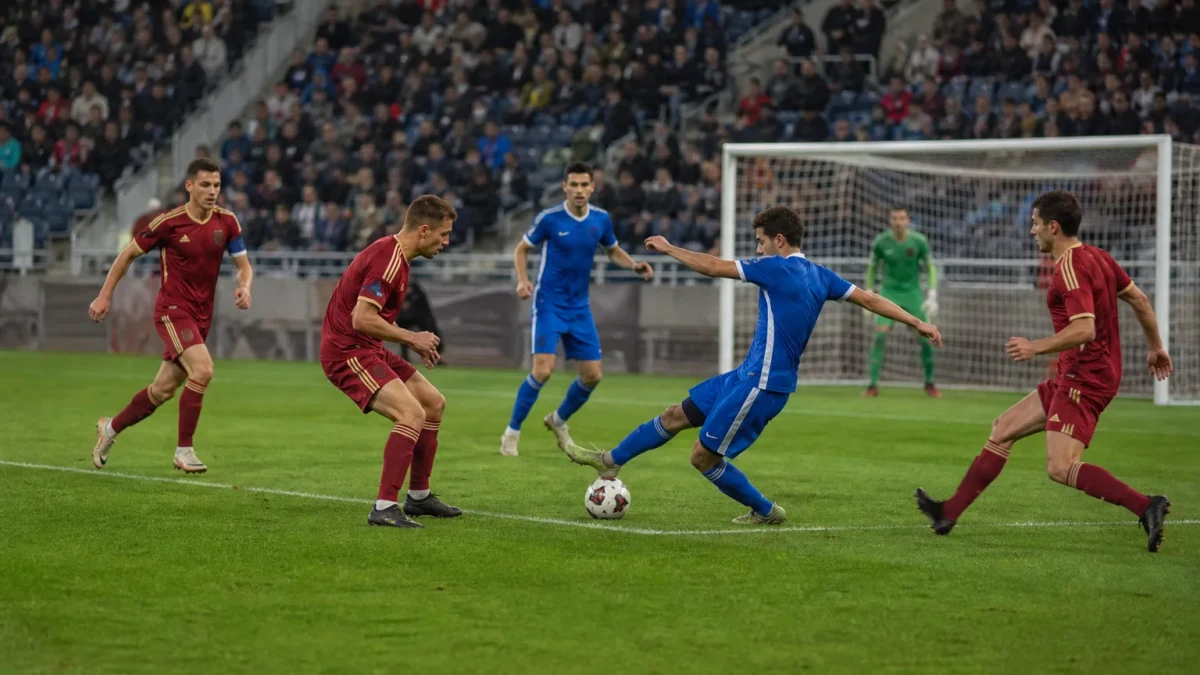 Anonyma fotbollsspelare i en utomhusmatch på gräs.