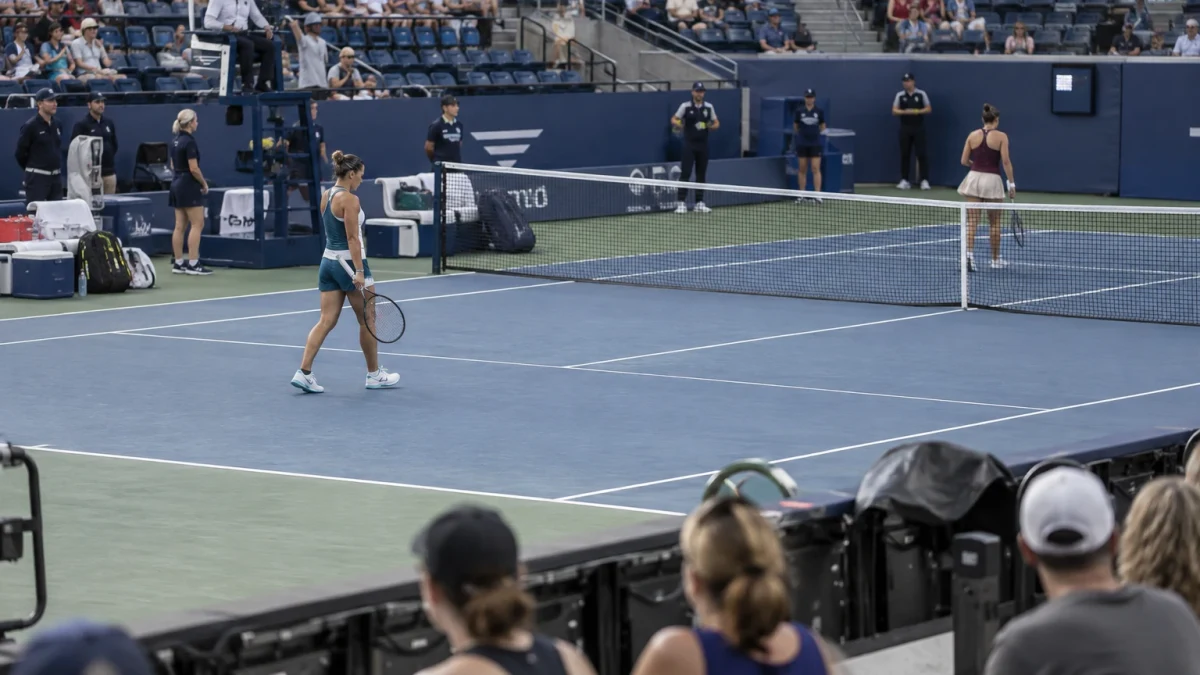 Illustrationsbild av två anonyma kvinnliga spelare under en stor tennisturnering.