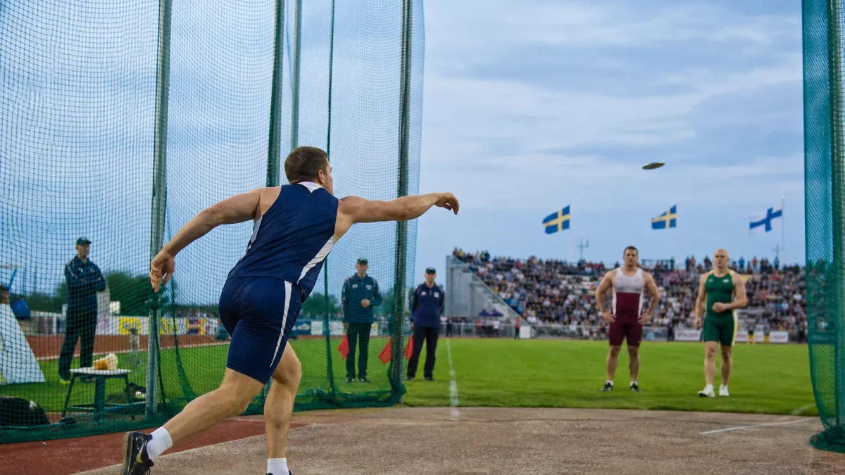 Anonym diskuskastare i kastbur under en landskamp mellan Sverige och Finland.