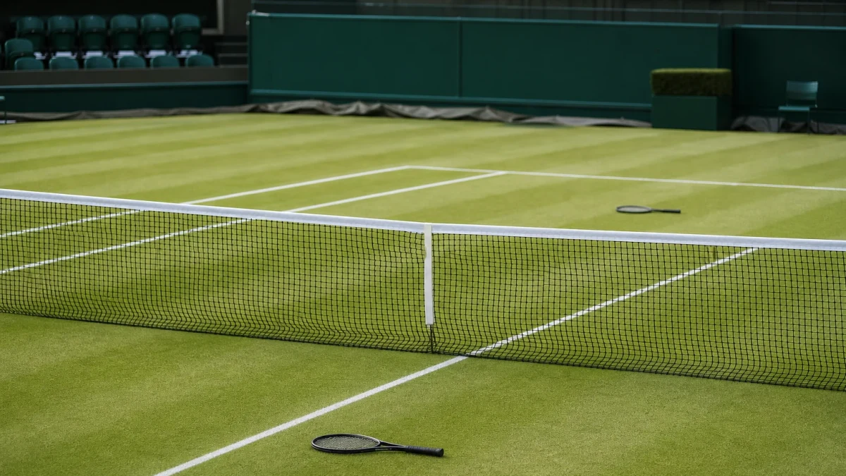 Tom grästennisbana inför damfinalen i Wimbledon.