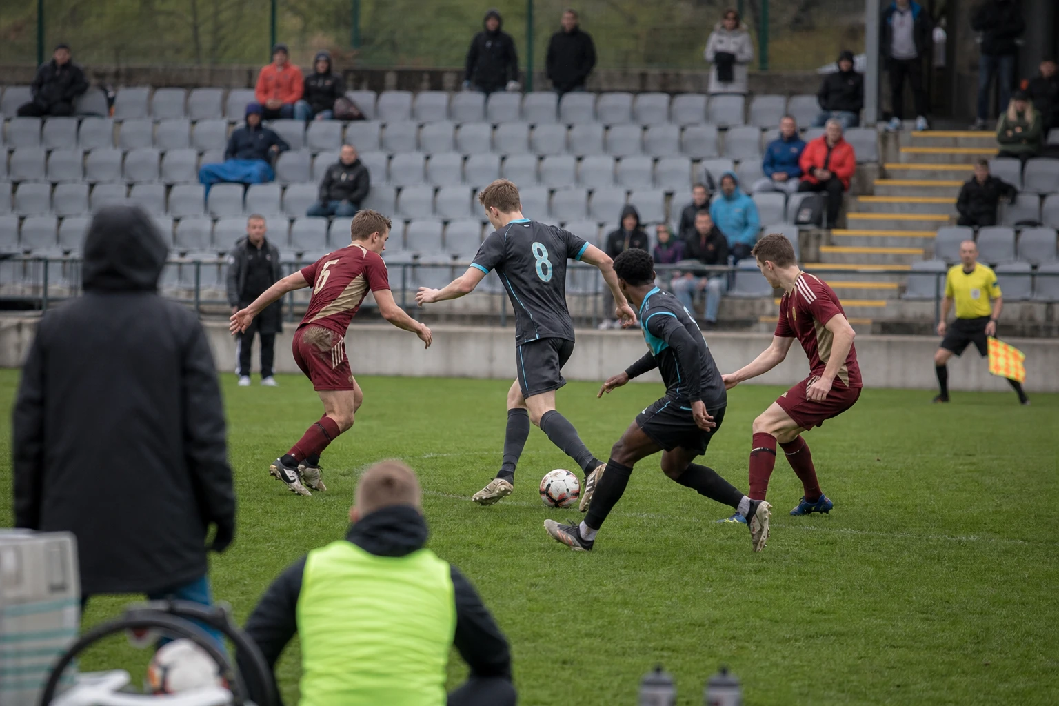 Fotboll i målnät under en världsmästerskapsmatch.