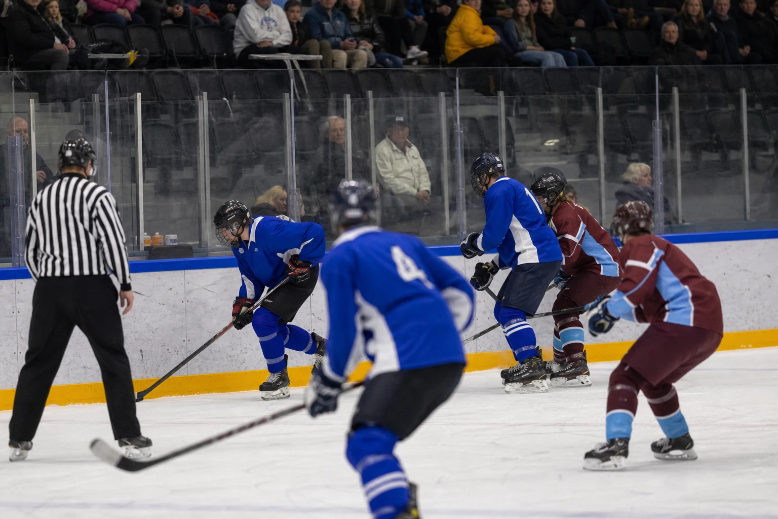 Finländska ishockeyspelare firar efter finalen i Hockey VM 2026.