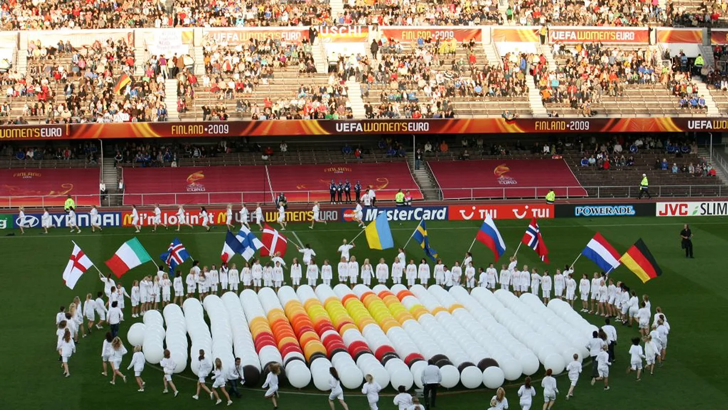 Ceremonin inför finalen i fotbolls-EM för damer 2009.