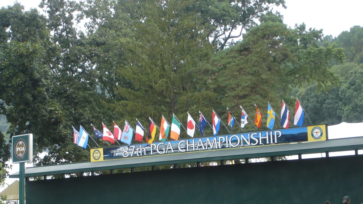 Entrén och publiken under PGA Championship 2005 på Baltusrol Golf Club.