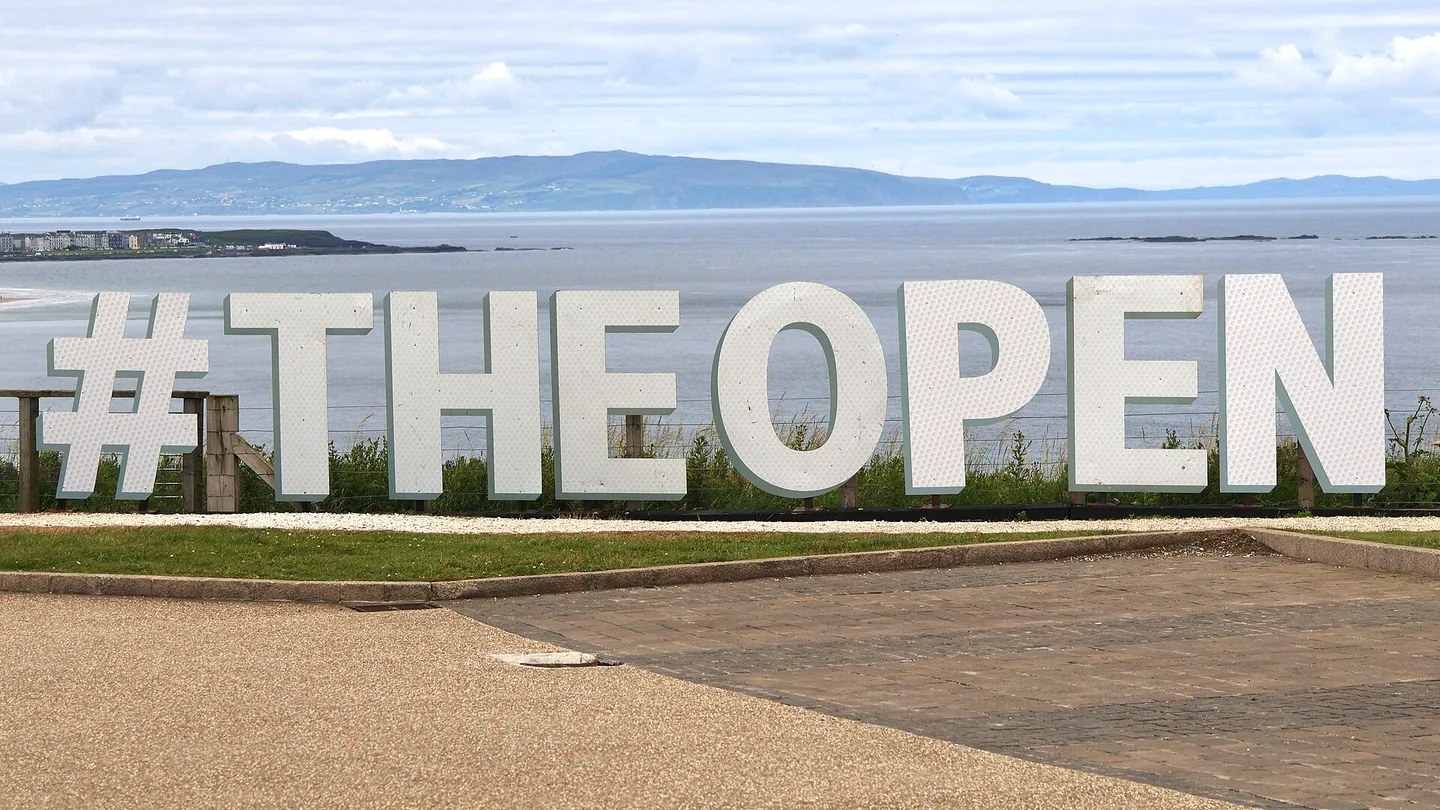 The Open-skylten vid Royal Portrush inför mästerskapet 2025.